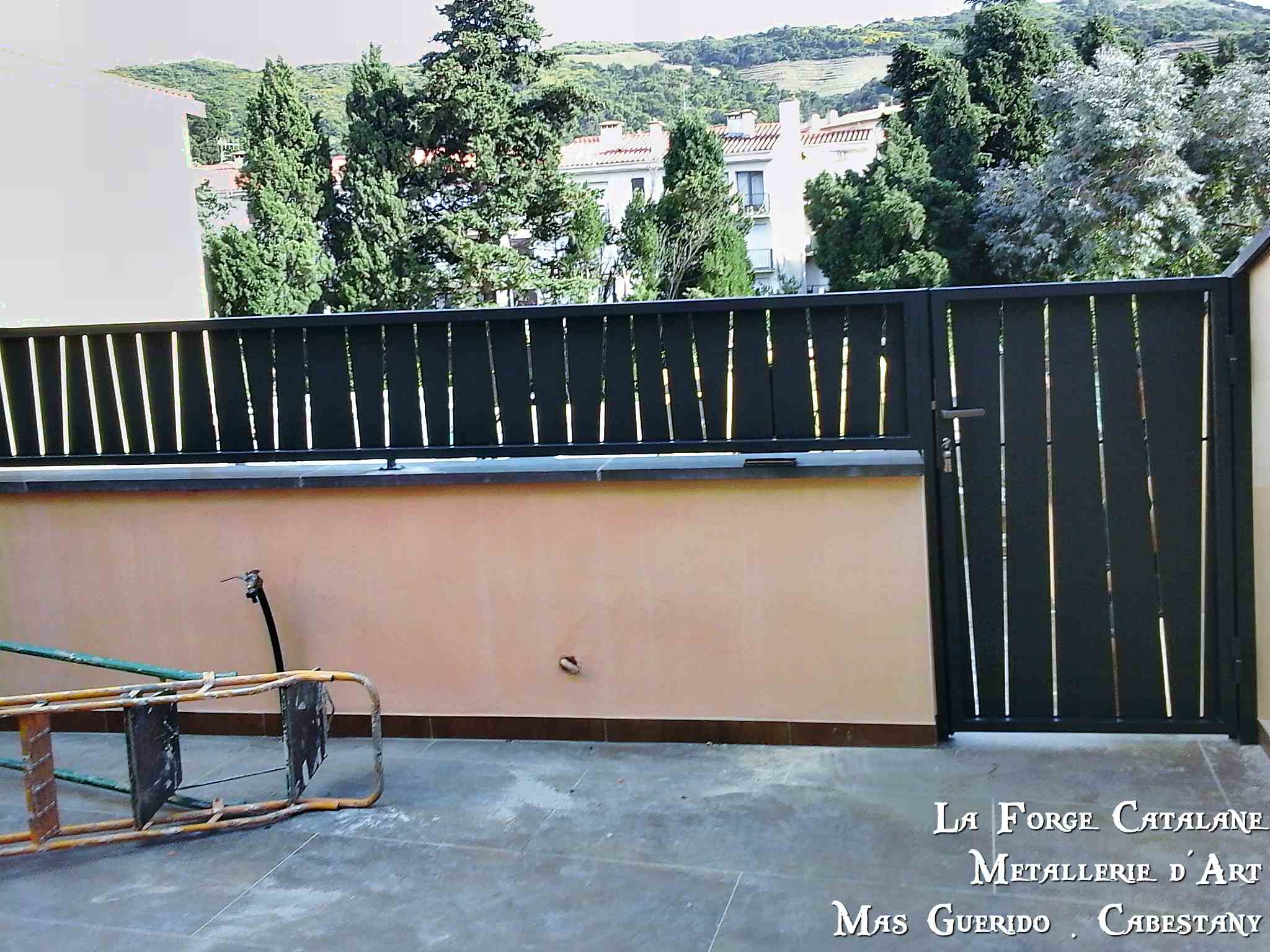 portillon et cloture decoupe laser finition thermolaquage effet planches bois forge catalane.jpg